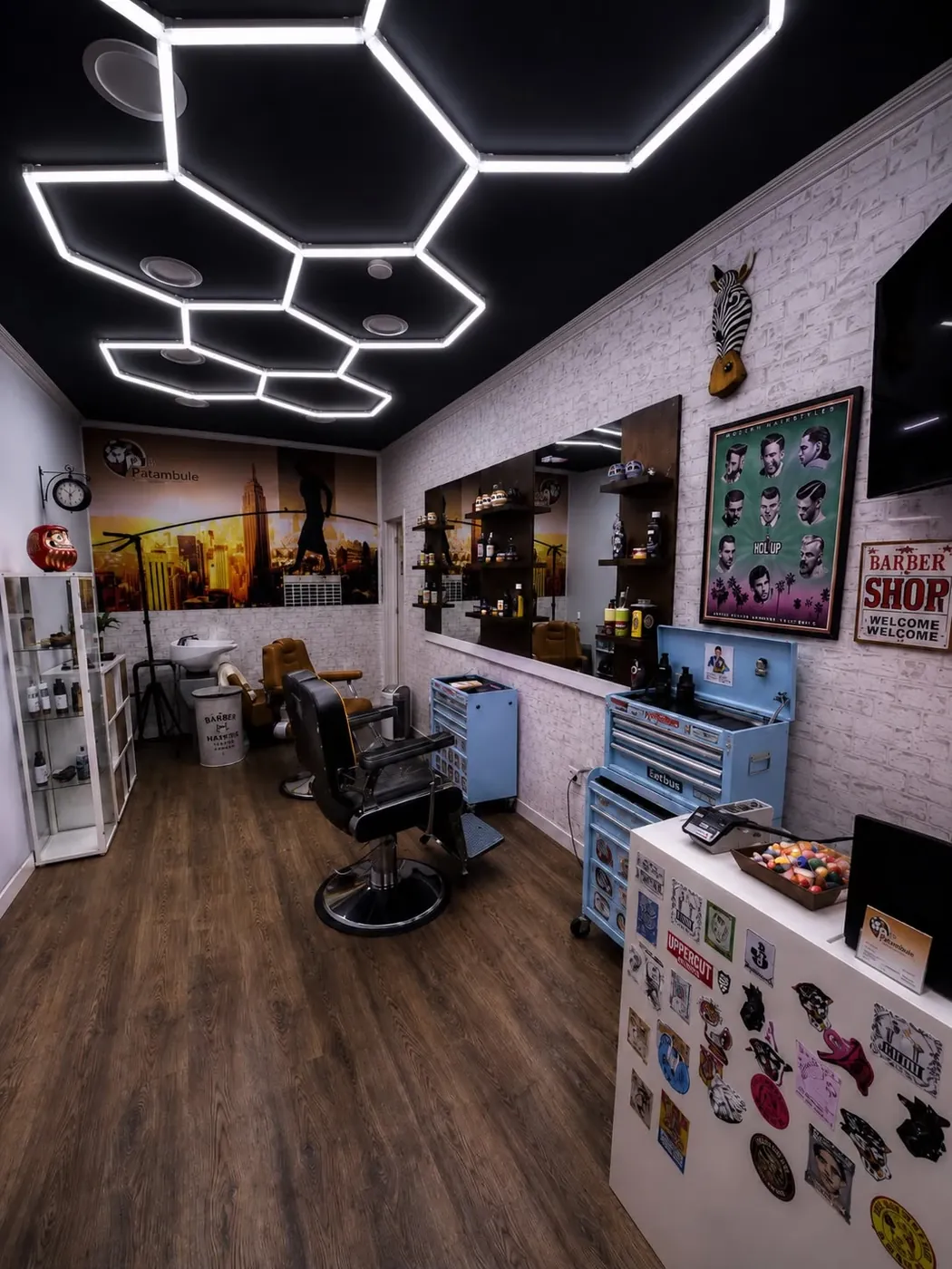 El local de Sergio Piñeiro Hair Studio en Rúa Bastida, Pontevedra: techo de luces hexagonales, ladrillo blanco y sillón de barbero